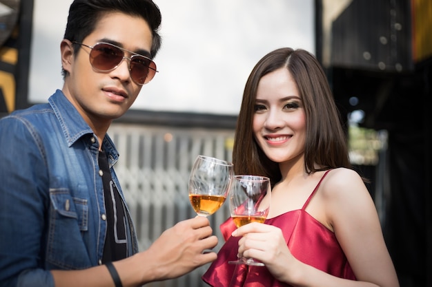 Mano joven de la pareja que sostiene el whisky en partido.