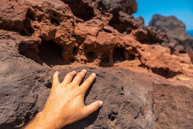 Mano de un joven en Ponta de Sao Lourenco en las formaciones rocosas Madeira