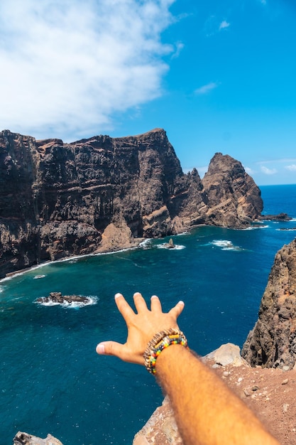 Foto mano de un joven en ponta de sao lourenco en verano madeira