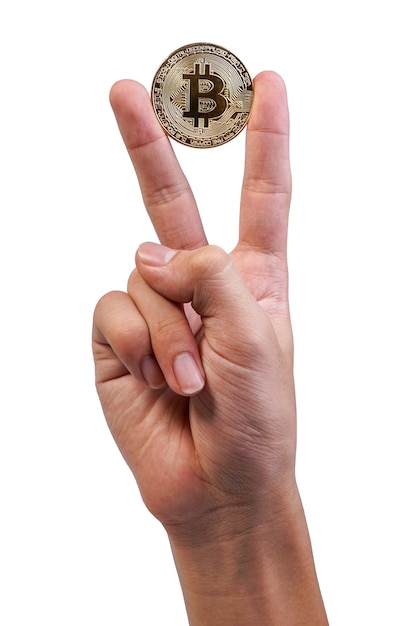 Foto mano joven sosteniendo bitcoin dorado con dos dedos o signo de la victoria.