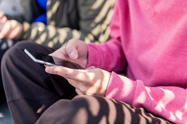 Foto mano de un joven a través de teléfono móvil