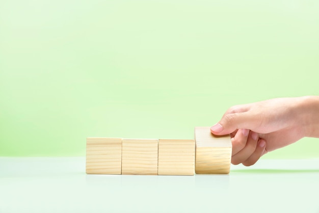 Mano jugando con bloque de madera