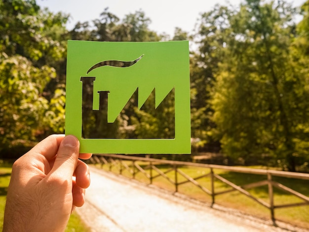 Foto mano con un letrero de la industria verde