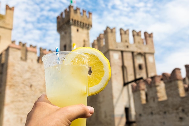 Mano con limonada fría fresca Concepto para disfrutar de la relajación viajar verano