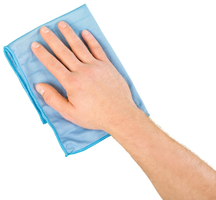 Foto mano y limpieza de trapo azul aislado en blanco