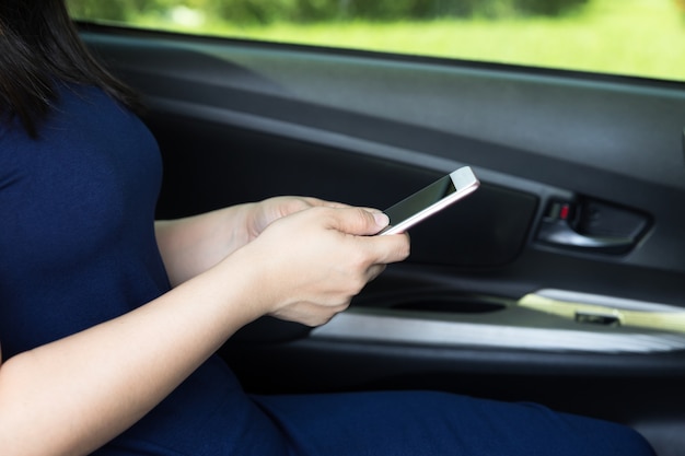 Mano mantenga smartphone en el coche