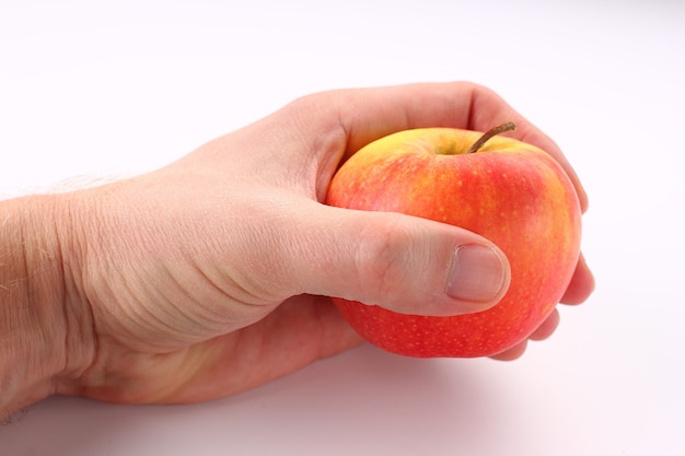 La mano con una manzana roja
