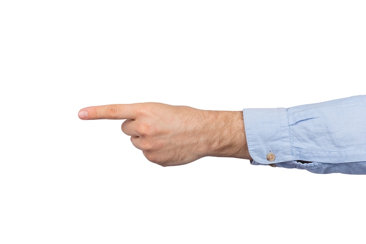 Foto mano masculina aislada sobre fondo blanco indica la dirección del movimiento