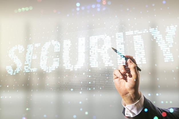 La mano masculina con bolígrafo dibuja el concepto creativo de ciberseguridad virtual en el fondo borroso de la oficina Doble exposición