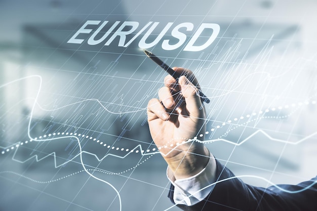 Mano masculina con bolígrafo que trabaja con un boceto de gráfico de divisas EURO USD en la estrategia de fondo de oficina borrosa y el concepto de pronóstico Multiexposición