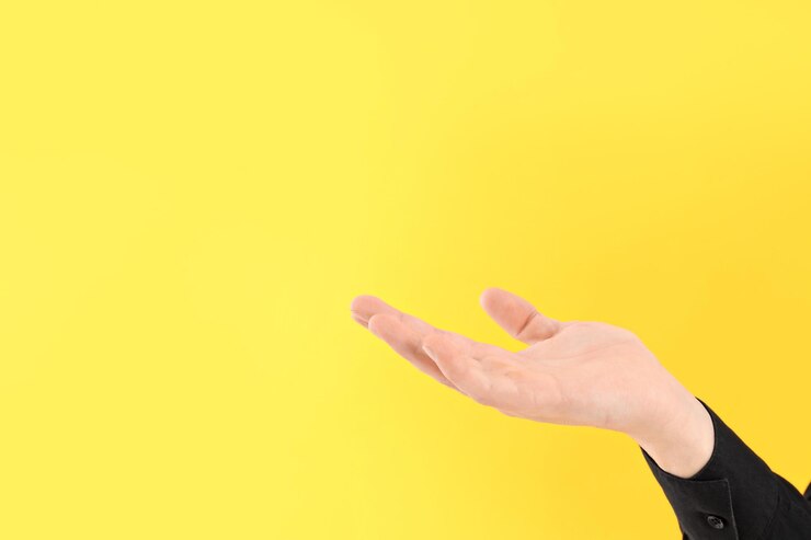 Foto mano masculina en el espacio de fondo amarillo para texto