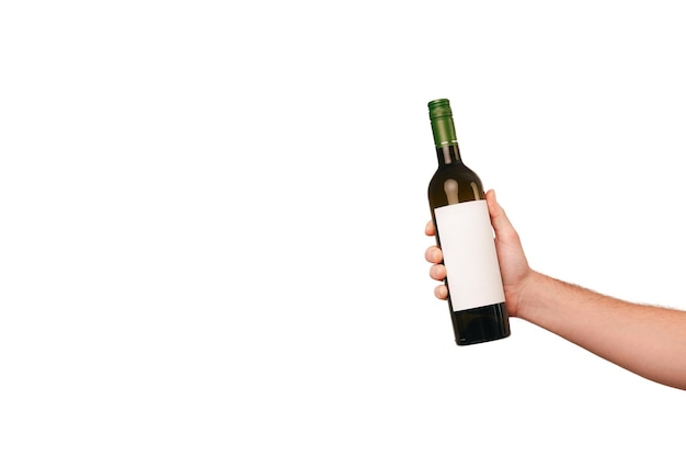 Mano masculina fuerte sostiene una botella de vino de vidrio verde con espacio de copia en blanco