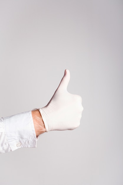 Foto la mano masculina en guantes médicos muestra como