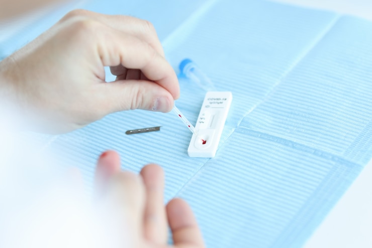 Foto mano masculina haciendo prueba antigénica para diagnóstico de laboratorio de primer plano covid de infección por coronavirus