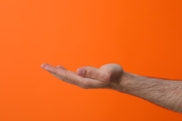 Foto mano masculina en un hermoso fondo naranja