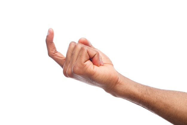 Mano masculina negra haciendo señas aislado sobre fondo blanco. Hombre afroamericano gesticulando con un dedo, ven aquí símbolo