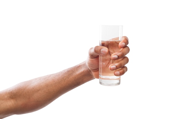 Mano masculina negra sosteniendo un vaso de agua aislado sobre fondo blanco, primer plano, recorte