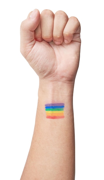 Una mano masculina con el puño levantado pintó la bandera del arco iris o el orgullo en un fondo blanco aislado.