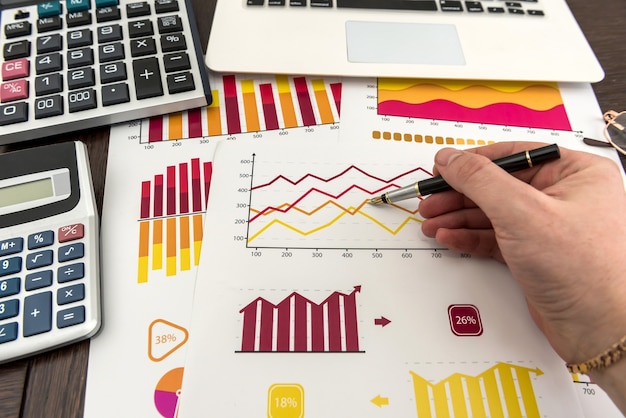 Mano masculina que muestra el diagrama o gráfico de informe financiero con lápiz. Crecimiento y éxito