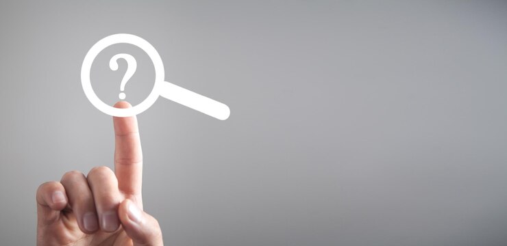 Foto mano masculina que muestra una lupa con un signo de interrogación
