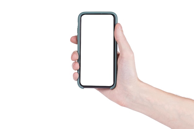 Mano masculina que presenta un nuevo teléfono inteligente con una gran pantalla en blanco. Aislado sobre fondo blanco. Copie el espacio.