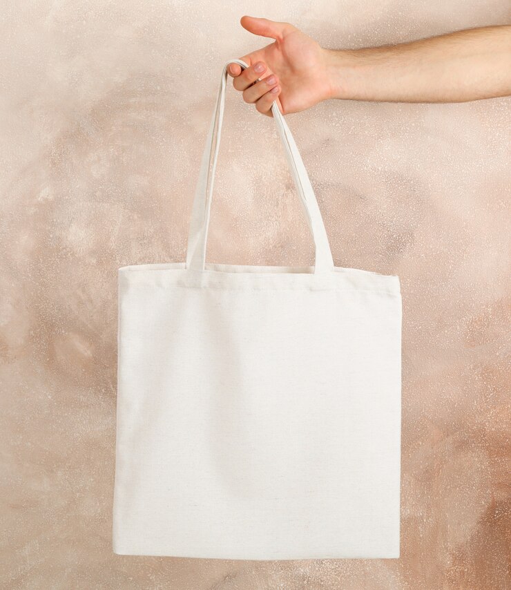 Foto mano masculina que sostiene la bolsa de asas contra fondo marrón