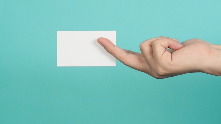 Foto mano masculina que sostiene la tarjeta en blanco blanca