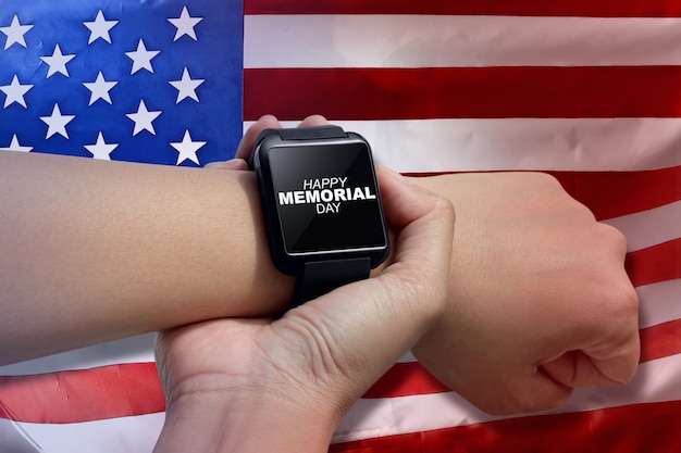 Foto mano masculina con smartwatch con texto feliz día conmemorativo