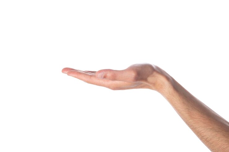 Foto mano masculina sosteniendo algo aislado en blanco