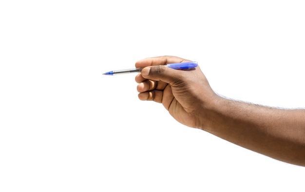 Mano masculina sosteniendo y escribiendo con una pluma vista cercana aislado sobre fondo blanco.