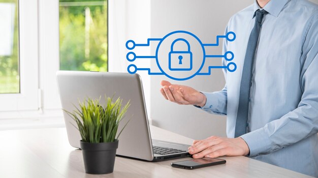 Mano masculina sosteniendo un icono de candado de bloqueo. Red de seguridad cibernética. Redes de tecnología de Internet. Protección de datos de información personal en la tableta. Concepto de privacidad de protección de datos. RGPD. UE.Banner.