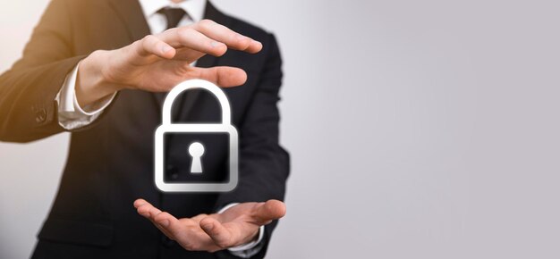 Mano masculina sosteniendo un icono de candado de bloqueo. Red de seguridad cibernética. Redes de tecnología de Internet. Protección de datos de información personal en la tableta. Concepto de privacidad de protección de datos. RGPD. UE.Banner.