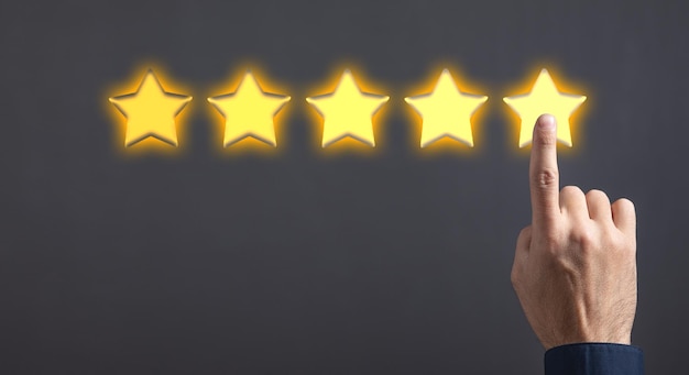 Mano masculina tocando la calificación de cinco estrellas