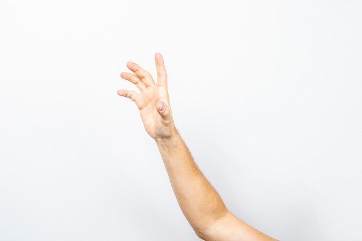 Foto mano masculina vacía sosteniendo las palmas. la mano del hombre atrapando un objeto invisible en una luz