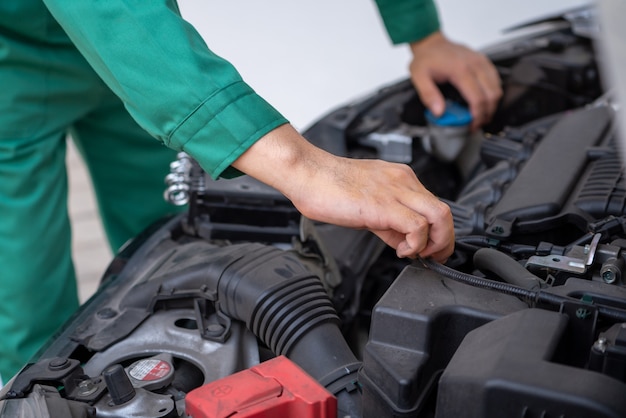 Mano mecánica profesional que brinda servicio de reparación y mantenimiento de automóviles