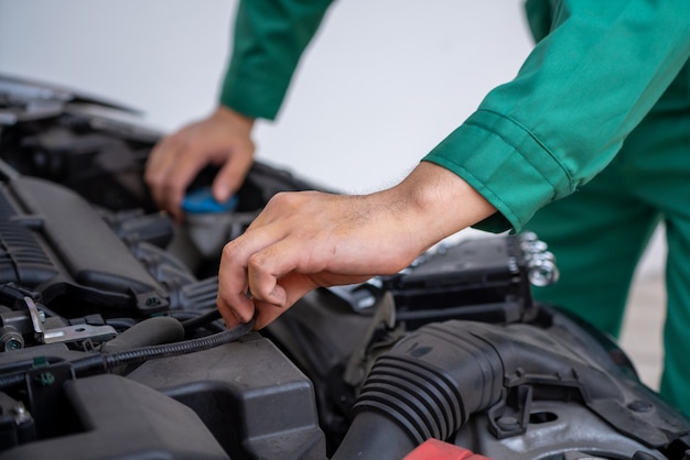 Mano mecánica profesional que brinda servicio de reparación y mantenimiento de automóviles