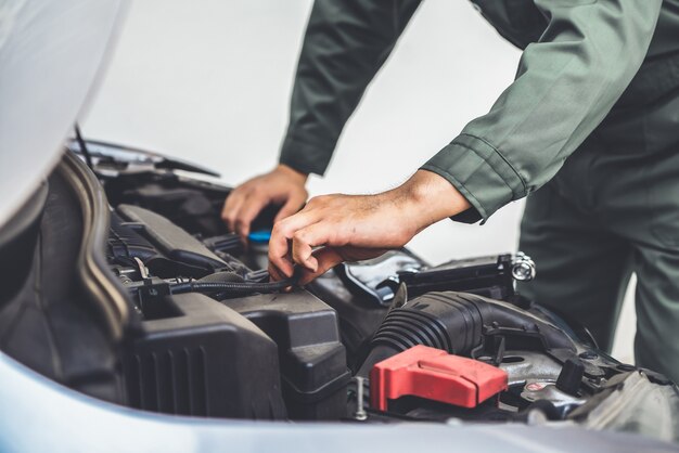 Mano mecánica profesional que brinda servicio de reparación y mantenimiento de automóviles