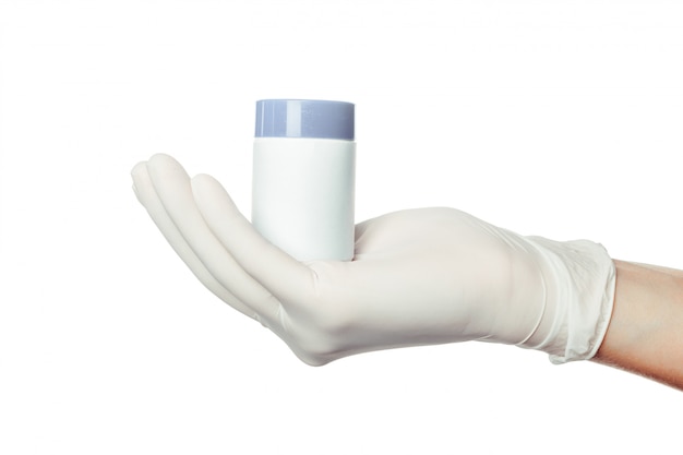 La mano del médico en blanco guantes quirúrgicos esterilizados con medicina