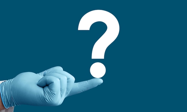La mano del médico con un gran signo de pregunta