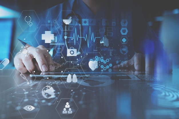 Mano de médico inteligente que trabaja con una computadora portátil moderna en una oficina moderna con un diagrama de icono virtual