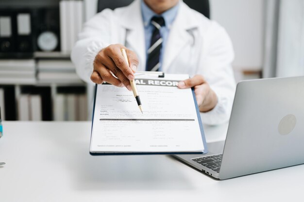 Foto la mano del médico de medicina trabajando con la interfaz moderna de la tableta digital como concepto de red médica en el hospital