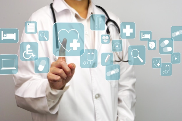 Mano del médico tocando el icono de atención médica digital en la interfaz moderna. Concepto de servicios médicos modernos