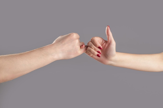 Mano a meñique juroFeliz pareja o amistad cogidos de la mano para siempre Dedo dos manos juntas Mostrar amistad y perdón Hombre y mujer hacen Pinky prometen o meñique juran manos