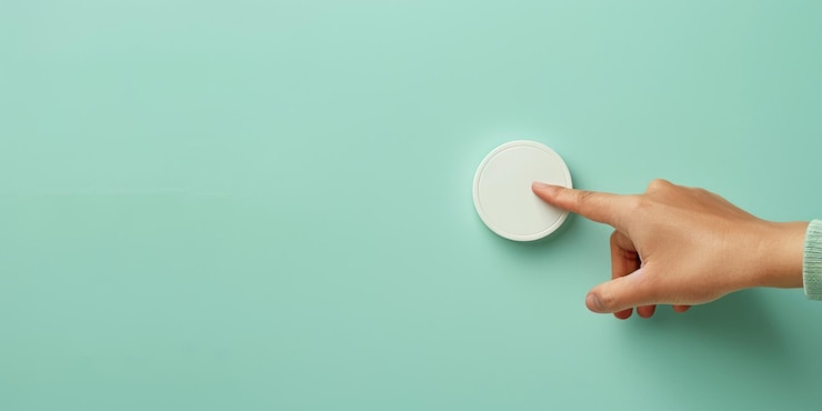 Foto la mano minimalista alcanzando el círculo en blanco