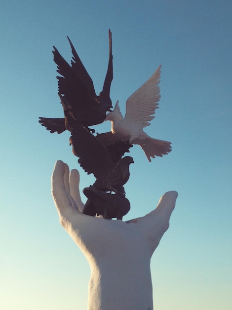 Foto la mano del monumento de la paz contra el cielo