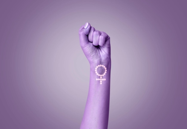 Mano morada de una mujer para el día internacional de la mujer y el movimiento feminista.