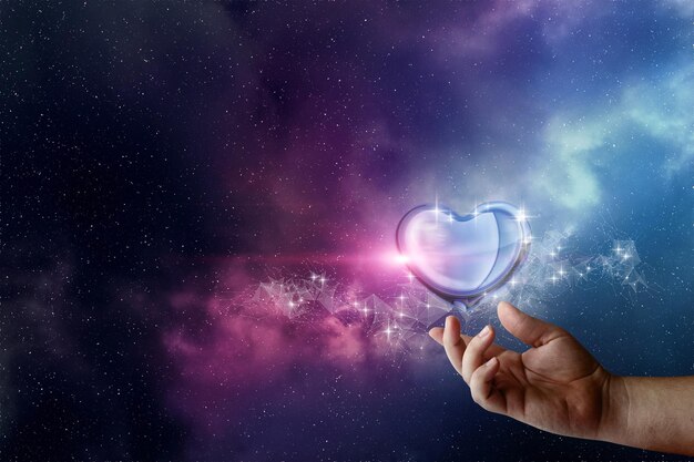 Foto la mano muestra el corazón en el fondo del espacio exterior