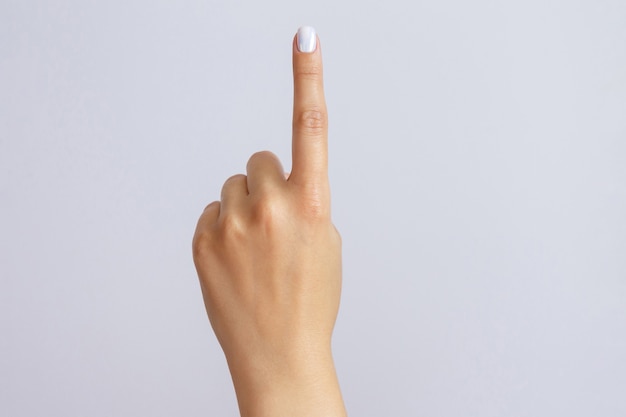 Foto la mano muestra el número uno. gesto o signo de cuenta regresiva. lenguaje de señas