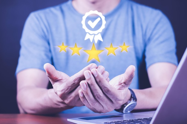 La mano muestra el signo del mejor servicio Garantía de calidad 5 estrellas Normas de garantía Certificación ISO