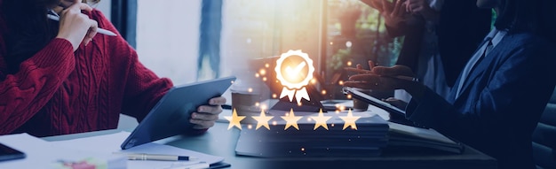 La mano muestra el signo del mejor servicio Garantía de calidad Estándares de garantía de 5 estrellas Certificación ISO y concepto de estandarización